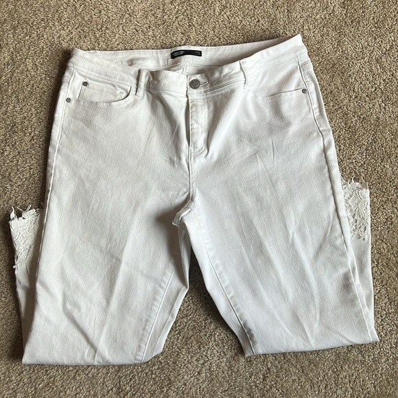 Simply Vera Vera wang lace hem mid rise denim white capris  zip up size 16 - Picture 3 of 7
